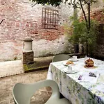 Apartment Ca Malvasia House With Garden